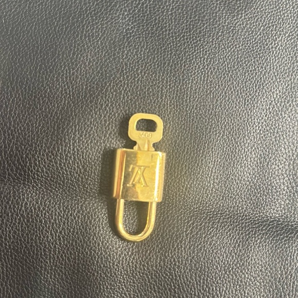 LV lock and Key #309 - Picture 4 of 4